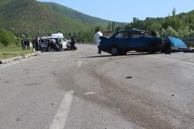 Tokat'ta işçi minibüsü ile otomobil çarpıştı: 2 ölü, 12 yaralı