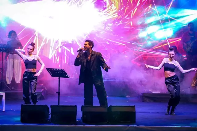 Cem Belevi, ayrıldığı İrem Derici'ye konserinde gönderme yaptı