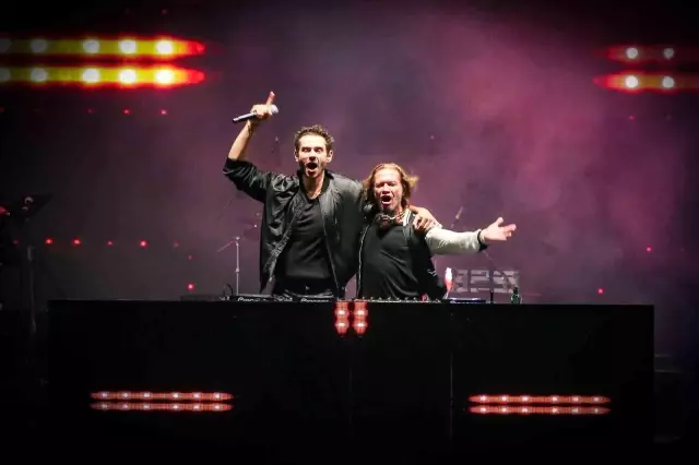 Cem Belevi, ayrıldığı İrem Derici'ye konserinde gönderme yaptı