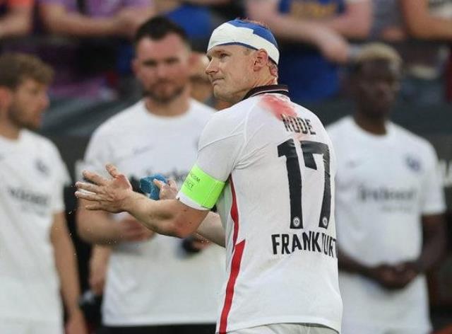 Eintracht Frankfurt - Rangers maçında yüreklerin ağza geldiği an! Eintracht Frankfurt - Rangers maçında yüreklerin ağza geldiği an!
