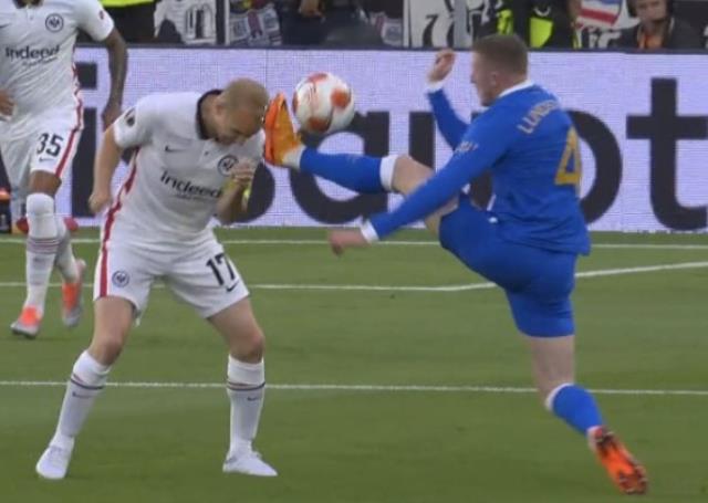 Eintracht Frankfurt - Rangers maçında yüreklerin ağza geldiği an! Eintracht Frankfurt - Rangers maçında yüreklerin ağza geldiği an!
