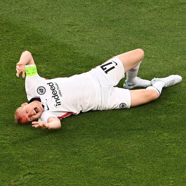 Eintracht Frankfurt - Rangers maçında yüreklerin ağza geldiği an! Eintracht Frankfurt - Rangers maçında yüreklerin ağza geldiği an!