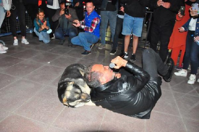 19 Mayıs'ı sahnede kutlayan Haluk Levent, sokak köpeğiyle yere uzanarak şarkı söyledi 19 Mayıs'ı sahnede kutlayan Haluk Levent, sokak köpeğiyle yere uzanarak şarkı söyledi