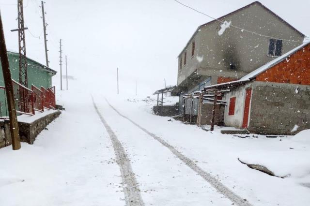 Mayıs ayında kar sürprizi! Hava sıcaklıklarının aniden düşmesiyle 12 il beyaza büründü Mayıs ayında kar sürprizi! Hava sıcaklıklarının aniden düşmesiyle 12 il beyaza büründü
