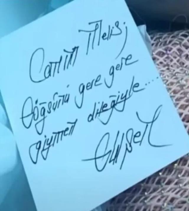 Melis Sezen'e hediye gönderen Gülşen, yazdığı notla eski vekil Ahmet Çakar'a gönderme yaptı: Göğsünü gere gere giy Melis Sezen'e hediye gönderen Gülşen, yazdığı notla eski vekil Ahmet Çakar'a gönderme yaptı: Göğsünü gere gere giy