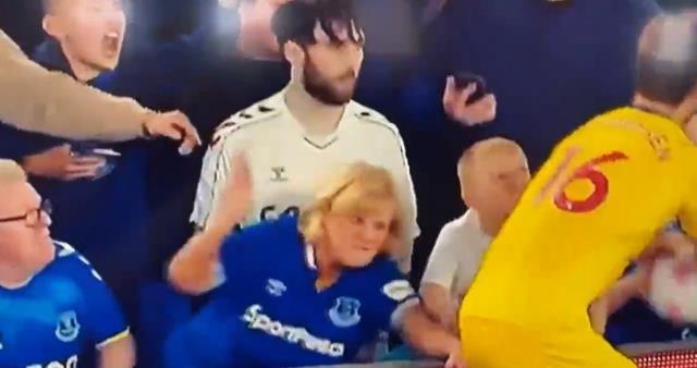 Premier Lig'de olay taciz! Kadın taraftar, yıldız futbolcuya yaptığıyla hayrete düşürdü Premier Lig'de olay taciz! Kadın taraftar, yıldız futbolcuya yaptığıyla hayrete düşürdü