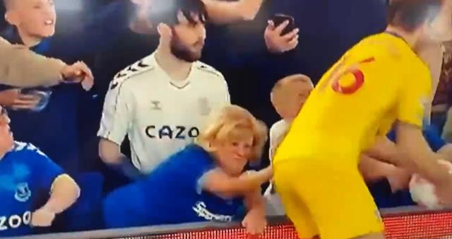 Premier Lig'de olay taciz! Kadın taraftar, yıldız futbolcuya yaptığıyla hayrete düşürdü Premier Lig'de olay taciz! Kadın taraftar, yıldız futbolcuya yaptığıyla hayrete düşürdü