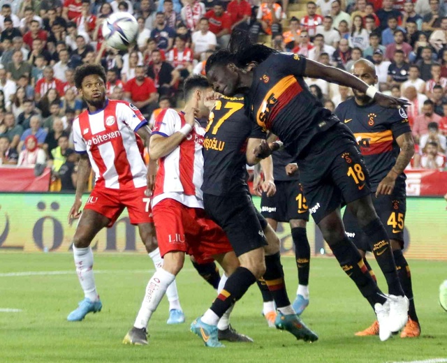 Galatasaray sezonun son maçında Antalyaspor ile 1-1 berabere kaldı Galatasaray sezonun son maçında Antalyaspor ile 1-1 berabere kaldı