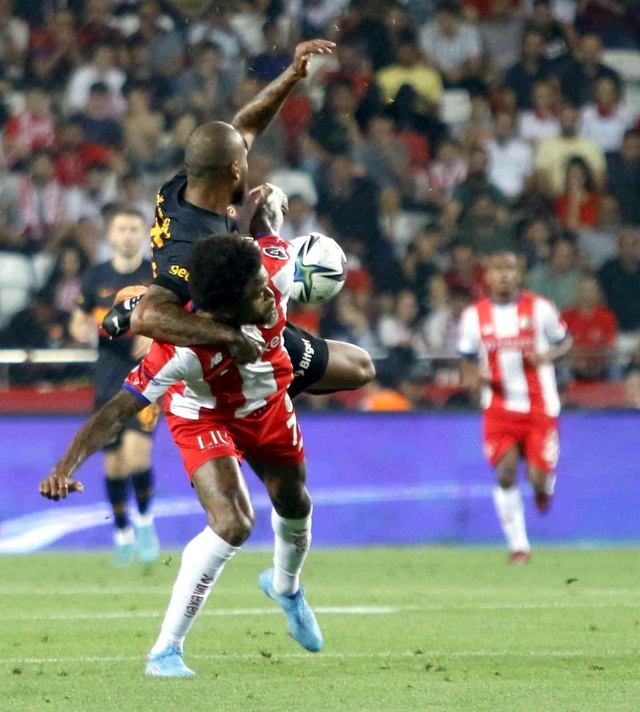 Galatasaray sezonun son maçında Antalyaspor ile 1-1 berabere kaldı Galatasaray sezonun son maçında Antalyaspor ile 1-1 berabere kaldı