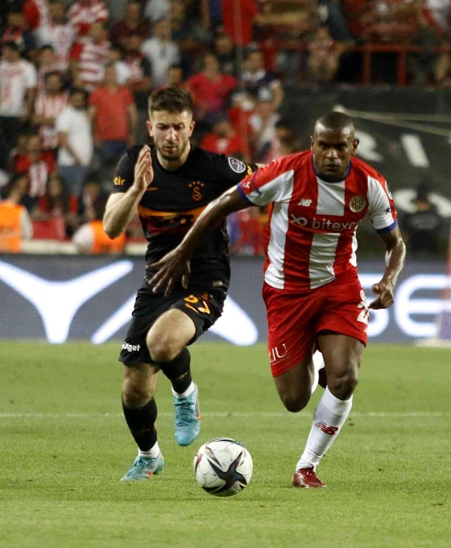 Galatasaray sezonun son maçında Antalyaspor ile 1-1 berabere kaldı Galatasaray sezonun son maçında Antalyaspor ile 1-1 berabere kaldı