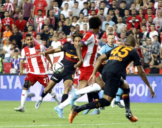 Galatasaray sezonun son maçında Antalyaspor ile 1-1 berabere kaldı Galatasaray sezonun son maçında Antalyaspor ile 1-1 berabere kaldı