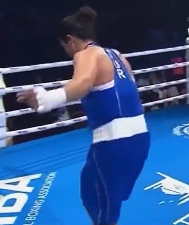 Trabzonlu zaferi böyle kutlar! Tarih yazan milli boksör Busenaz Sürmeneli'den ringde kolbastı Trabzonlu zaferi böyle kutlar! Tarih yazan milli boksör Busenaz Sürmeneli'den ringde kolbastı