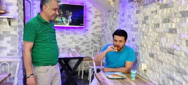 Bu büfede 13 ya da 15 tane tost yiyen para ödemiyor, üstüne altın alıyor Bu büfede 13 ya da 15 tane tost yiyen para ödemiyor, üstüne altın alıyor