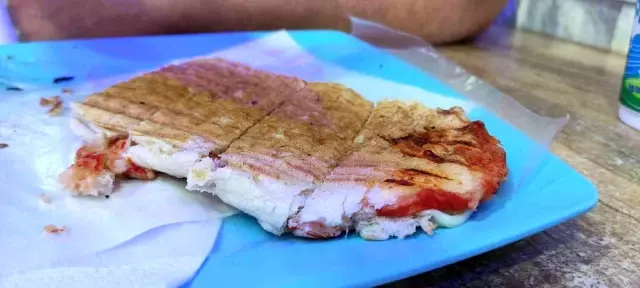 Bu büfede 13 ya da 15 tane tost yiyen para ödemiyor, üstüne altın alıyor Bu büfede 13 ya da 15 tane tost yiyen para ödemiyor, üstüne altın alıyor