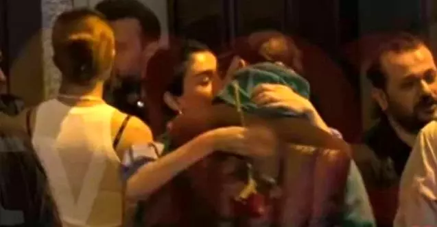 Hazar Ergüçlü ile yönetmen Onur Ünlü dudak dudağa görüntülendi