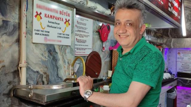 Bu büfede 13 ya da 15 tane tost yiyen para ödemiyor, üstüne altın alıyor Bu büfede 13 ya da 15 tane tost yiyen para ödemiyor, üstüne altın alıyor