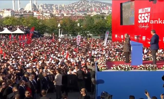 CHP'in İstanbul mitinginde Kılıçdaroğlu ve İmamoğlu, vatandaşları halkın arasında dinledi CHP'in İstanbul mitinginde Kılıçdaroğlu ve İmamoğlu, vatandaşları halkın arasında dinledi