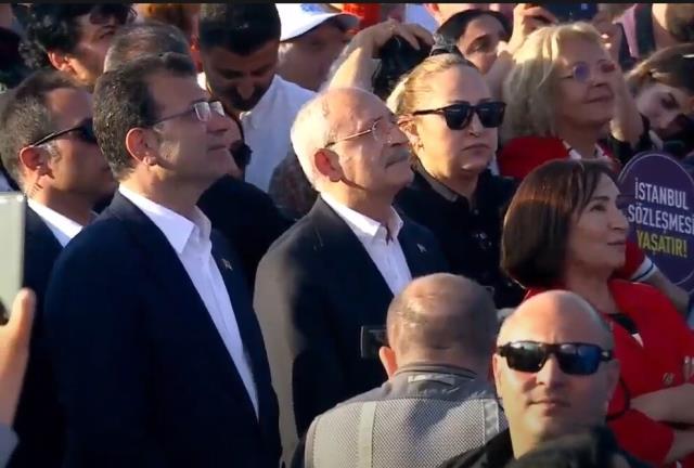 CHP'in İstanbul mitinginden dikkat çeken detay! Kılıçdaroğlu ve İmamoğlu, vatandaşları halkın arasında dinledi CHP'in İstanbul mitinginden dikkat çeken detay! Kılıçdaroğlu ve İmamoğlu, vatandaşları halkın arasında dinledi