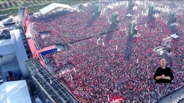 CHP'in İstanbul mitinginden dikkat çeken detay! Kılıçdaroğlu ve İmamoğlu, vatandaşları halkın arasında dinledi CHP'in İstanbul mitinginden dikkat çeken detay! Kılıçdaroğlu ve İmamoğlu, vatandaşları halkın arasında dinledi
