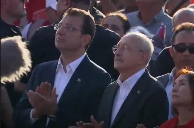 CHP'in İstanbul mitinginden dikkat çeken detay! Kılıçdaroğlu ve İmamoğlu, vatandaşları halkın arasında dinledi CHP'in İstanbul mitinginden dikkat çeken detay! Kılıçdaroğlu ve İmamoğlu, vatandaşları halkın arasında dinledi