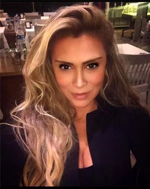 Emirgan Sakinlerinden Demet Evgar'a Büyük Tepki Emirgan Sakinlerinden Demet Evgar'a Büyük Tepki