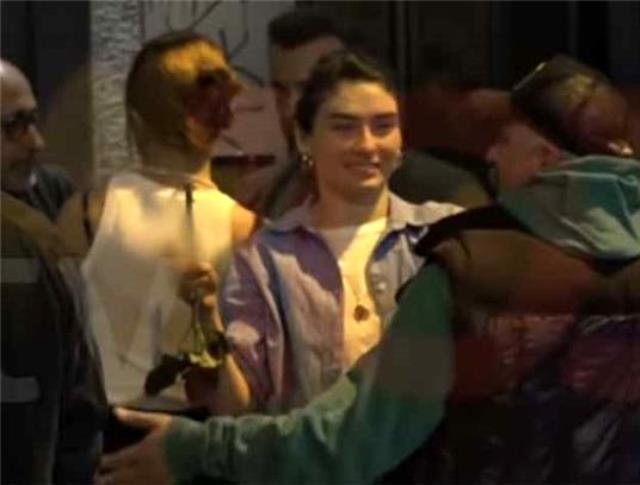 Hazar Ergüçlü ile yönetmen Onur Ünlü dudak dudağa görüntülendi