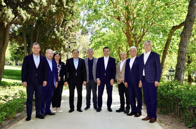 Melih Gökçek, CHP mitingine katılan Ekrem İmamoğlu ile Mansur Yavaş'ın tokalaşmadığı görüntüleri paylaştı