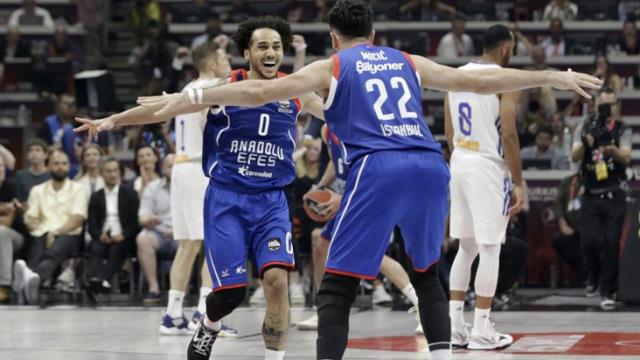Son Dakika: Euroleague'de tarih yazdık! Real Madrid'i deviren Anadolu Efes üst üste 2. kez Avrupa şampiyonu Son Dakika: Euroleague'de tarih yazdık! Real Madrid'i deviren Anadolu Efes üst üste 2. kez Avrupa şampiyonu