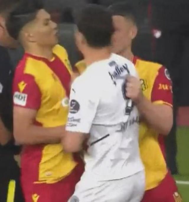 Yeni Malatya-Fenerbahçe maçında ortalık karıştı! Çılgına dönen futbolcu, Mert Hakan Yandaş'a saldırdı