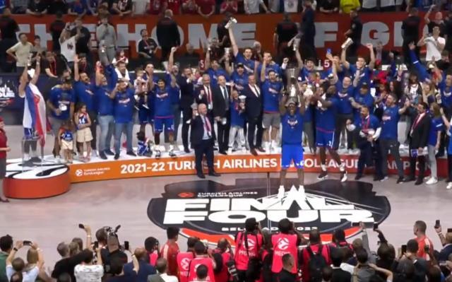 Anadolu Efes kaptanı Doğuş Balbay'dan kupa törenine damga vuran hareket! Spiker bile şaştı kaldı