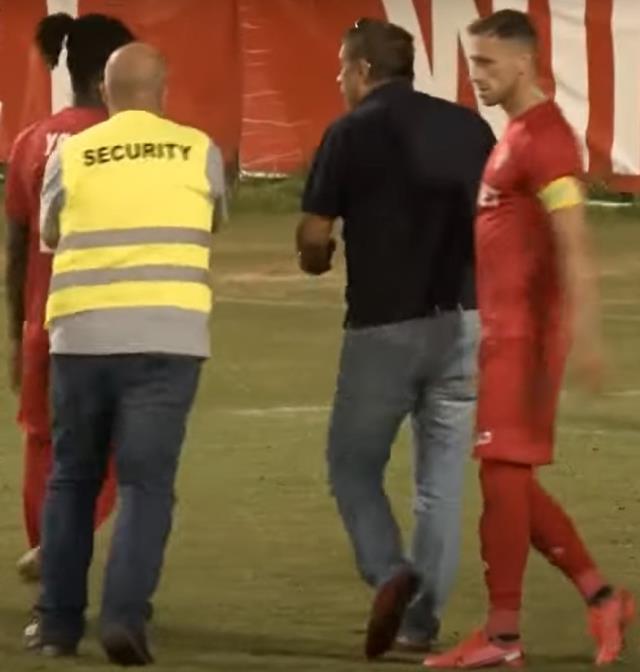 Çıldıran başkan penaltı atılacakken sahaya girdi! Sonrasında yaşananların tarihte örneği yok Çıldıran başkan penaltı atılacakken sahaya girdi! Sonrasında yaşananların tarihte örneği yok