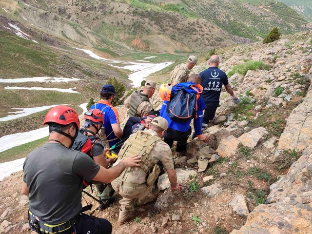 Tunceli'de bacağı kırılan vatandaşın yardımına jandarma, AFAD ve 112 ekipleri koştu Tunceli'de bacağı kırılan vatandaşın yardımına jandarma, AFAD ve 112 ekipleri koştu