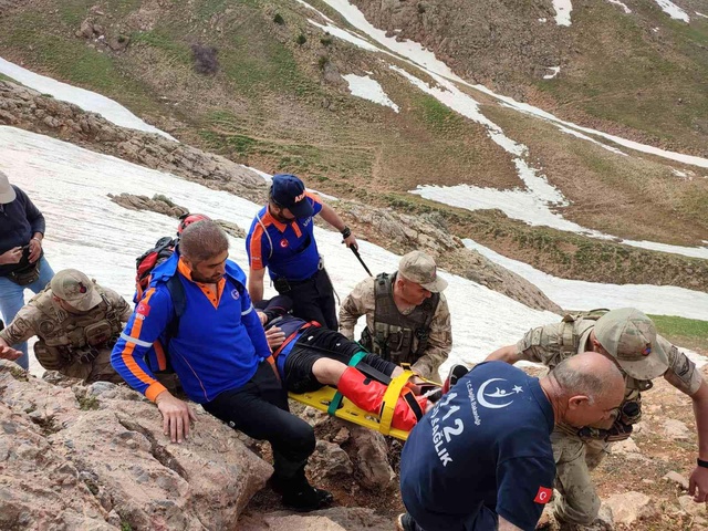 Tunceli'de bacağı kırılan vatandaşın yardımına jandarma, AFAD ve 112 ekipleri koştu Tunceli'de bacağı kırılan vatandaşın yardımına jandarma, AFAD ve 112 ekipleri koştu