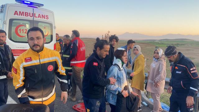 Son Dakika: Niğde'de üniversite öğrencilerini taşıyan otobüs devrildi! 2 kişi öldü, 42 kişi yaralandı