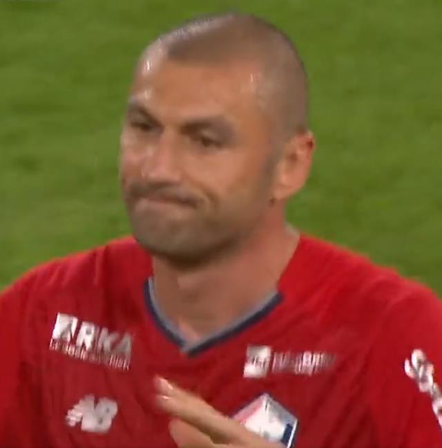 Tabelada numarası yandı, stat yıkıldı! Burak Yılmaz kafasının üstüne vura vura oyundan çıktı Tabelada numarası yandı, stat yıkıldı! Burak Yılmaz kafasının üstüne vura vura oyundan çıktı