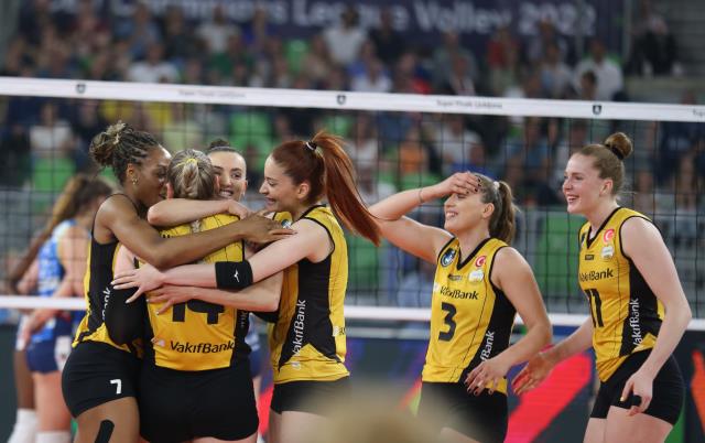 Yine destan yazdılar! VakıfBank Kadın Voleybol Takımı, 5. kez Avrupa şampiyonu oldu Yine destan yazdılar! VakıfBank Kadın Voleybol Takımı, 5. kez Avrupa şampiyonu oldu