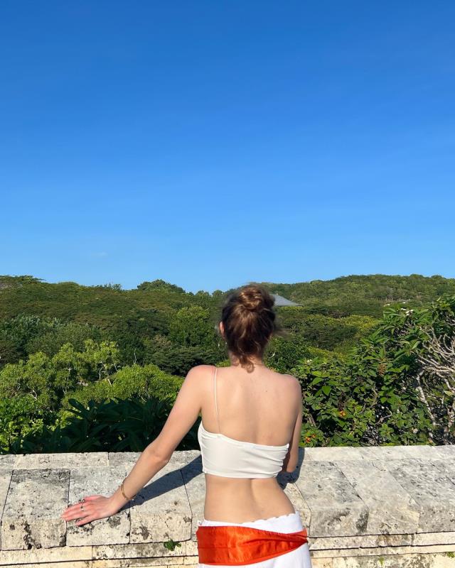 Bali'de tatil yapan Melis Sezen, dekolteli kıyafetleriyle art arda pozlar verdi Bali'de tatil yapan Melis Sezen, dekolteli kıyafetleriyle art arda pozlar verdi