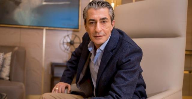 Cannes Film Festivali'ne giden Erkan Petekkaya, telefonunu çalan hırsızı yakalayıp polis teslim etti Cannes Film Festivali'ne giden Erkan Petekkaya, telefonunu çalan hırsızı yakalayıp polis teslim etti