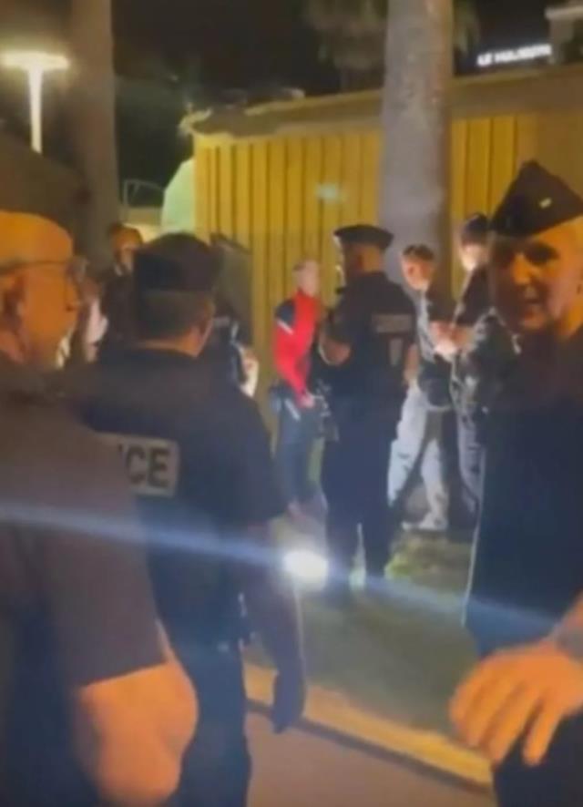 Cannes Film Festivali'ne giden Erkan Petekkaya, telefonunu çalan hırsızı yakalayıp polis teslim etti Cannes Film Festivali'ne giden Erkan Petekkaya, telefonunu çalan hırsızı yakalayıp polis teslim etti