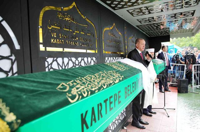 Cumhurbaşkanı Erdoğan, otobüs kazasında ölen gencin cenazesine katıldı: Şoförle ilgili gereken yapılacak