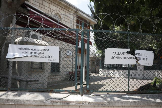 Fatih'te üzerlerinde Hadis-i Şerif yazan plakalar parçalandı Fatih'te üzerlerinde Hadis-i Şerif yazan plakalar parçalandı