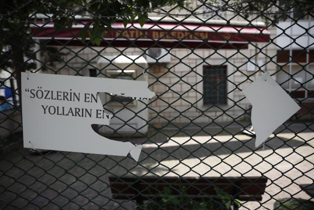 Fatih'te üzerlerinde Hadis-i Şerif yazan plakalar parçalandı Fatih'te üzerlerinde Hadis-i Şerif yazan plakalar parçalandı