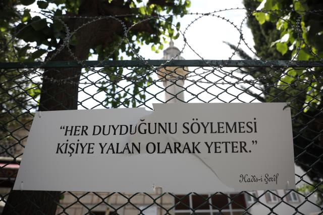 Fatih'te üzerlerinde Hadis-i Şerif yazan plakalar parçalandı Fatih'te üzerlerinde Hadis-i Şerif yazan plakalar parçalandı