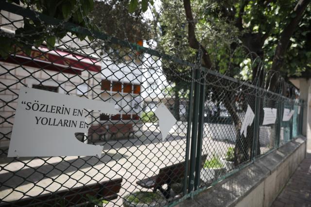 Fatih'te üzerlerinde Hadis-i Şerif yazan plakalar parçalandı Fatih'te üzerlerinde Hadis-i Şerif yazan plakalar parçalandı