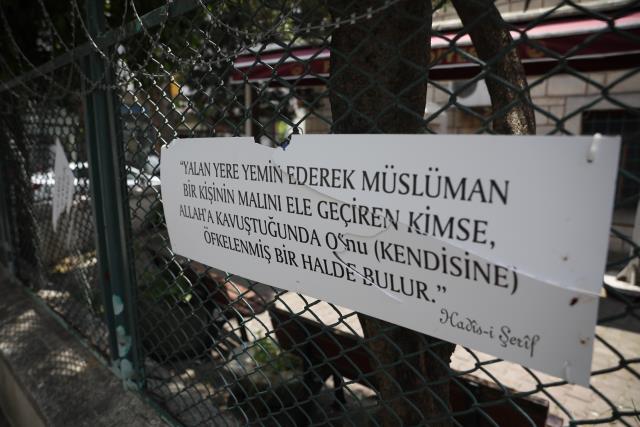 Fatih'te üzerlerinde Hadis-i Şerif yazan plakalar parçalandı Fatih'te üzerlerinde Hadis-i Şerif yazan plakalar parçalandı