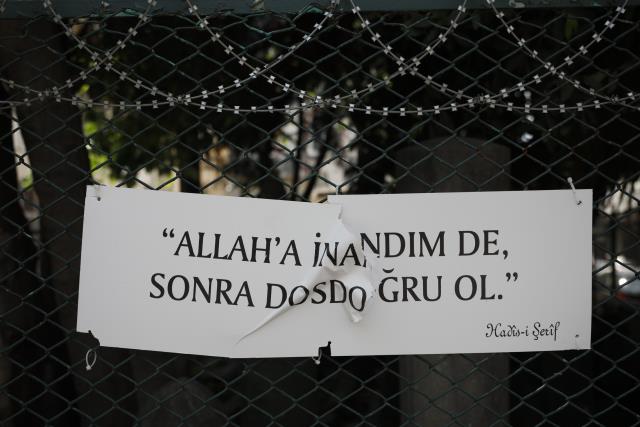 Fatih'te üzerlerinde Hadis-i Şerif yazan plakalar parçalandı Fatih'te üzerlerinde Hadis-i Şerif yazan plakalar parçalandı