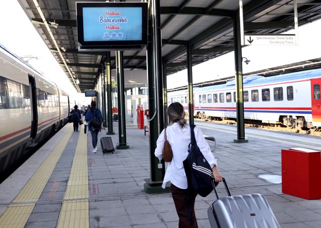 Halkalı-Bahçeşehir banliyö seferleri başladı! Yolculuk 22 dakika sürecek Halkalı-Bahçeşehir banliyö seferleri başladı! Yolculuk 22 dakika sürecek