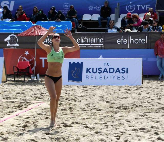 Plajda nefes kestiler! Tribünler güzelliğiyle büyülen kadın voleybolculardan gözünü alamadı Plajda nefes kestiler! Tribünler güzelliğiyle büyülen kadın voleybolculardan gözünü alamadı