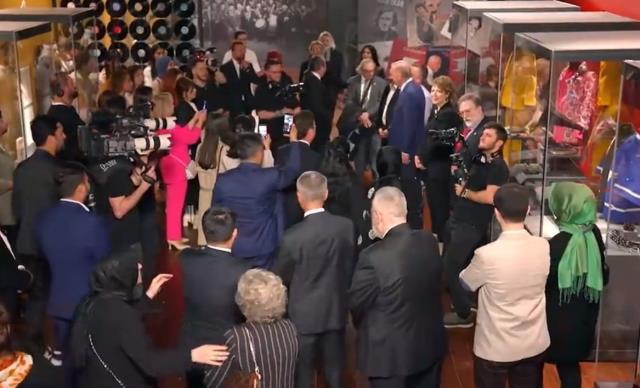 Türk müziği performansı dinleyen Cumhurbaşkanı Erdoğan espriyi patlattı: Sıkıysa Müslüm Baba söyleyin Türk müziği performansı dinleyen Cumhurbaşkanı Erdoğan espriyi patlattı: Sıkıysa Müslüm Baba söyleyin