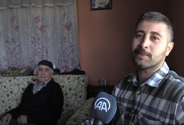 Yaşlı adam, köy evinin bahçesinde yatan eşini yalnız bırakmamak için 10 yıldır köyünü terk etmiyor Yaşlı adam, köy evinin bahçesinde yatan eşini yalnız bırakmamak için 10 yıldır köyünü terk etmiyor